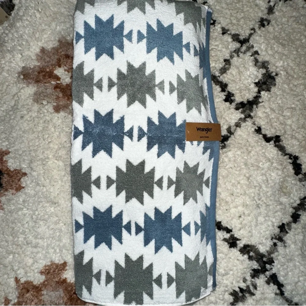 NEW Wrangler Bath Towels White with Sage and Blue Aztec Design 4 Bath & 2 Hand